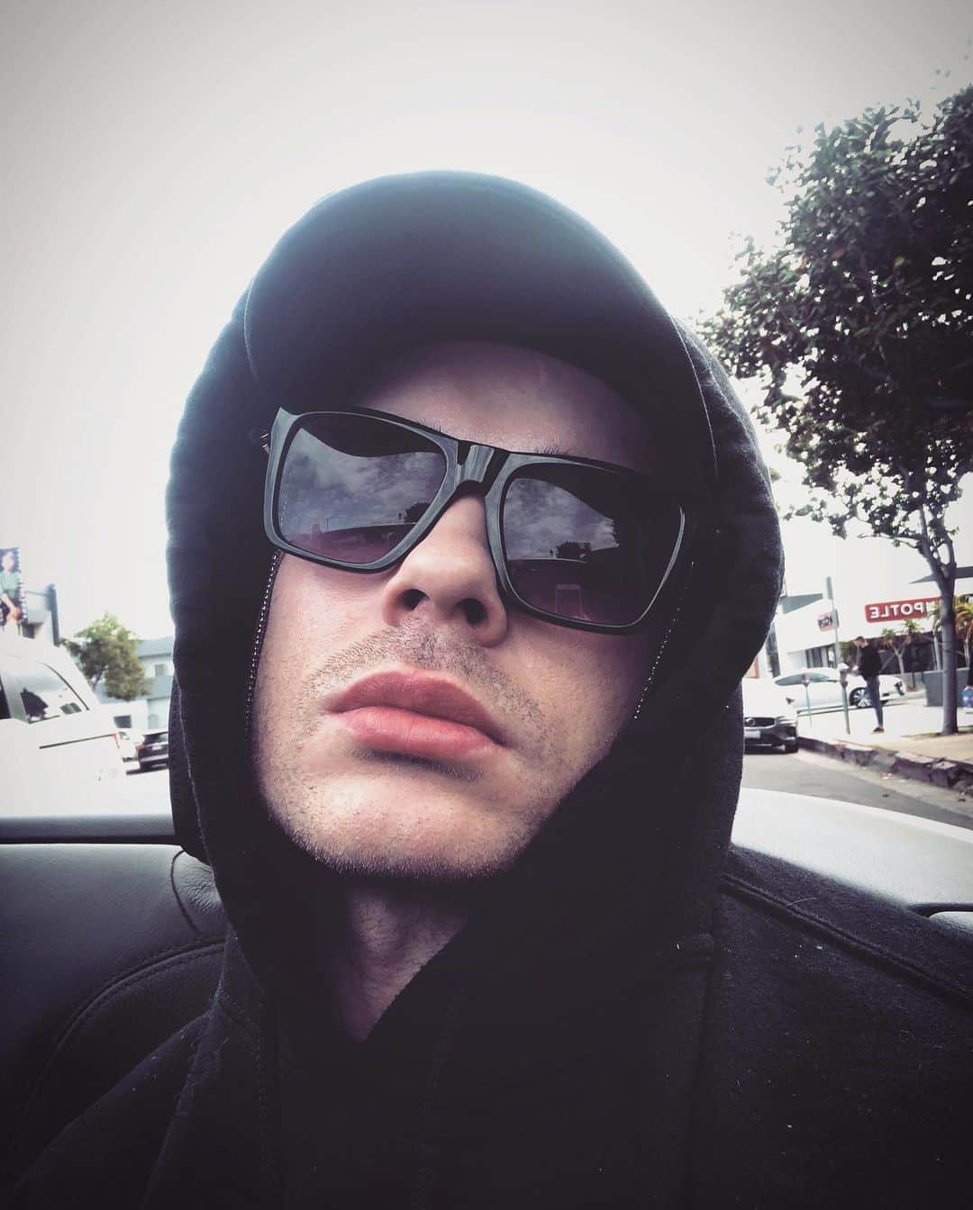 レオン・エルスのインスタグラム：「😎」