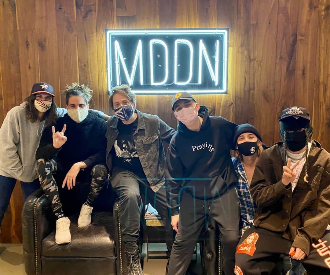 ジョエル・マッデンのインスタグラム：「@chaseatlantic + @waterparks = @mddnco ❤️🔥✨」