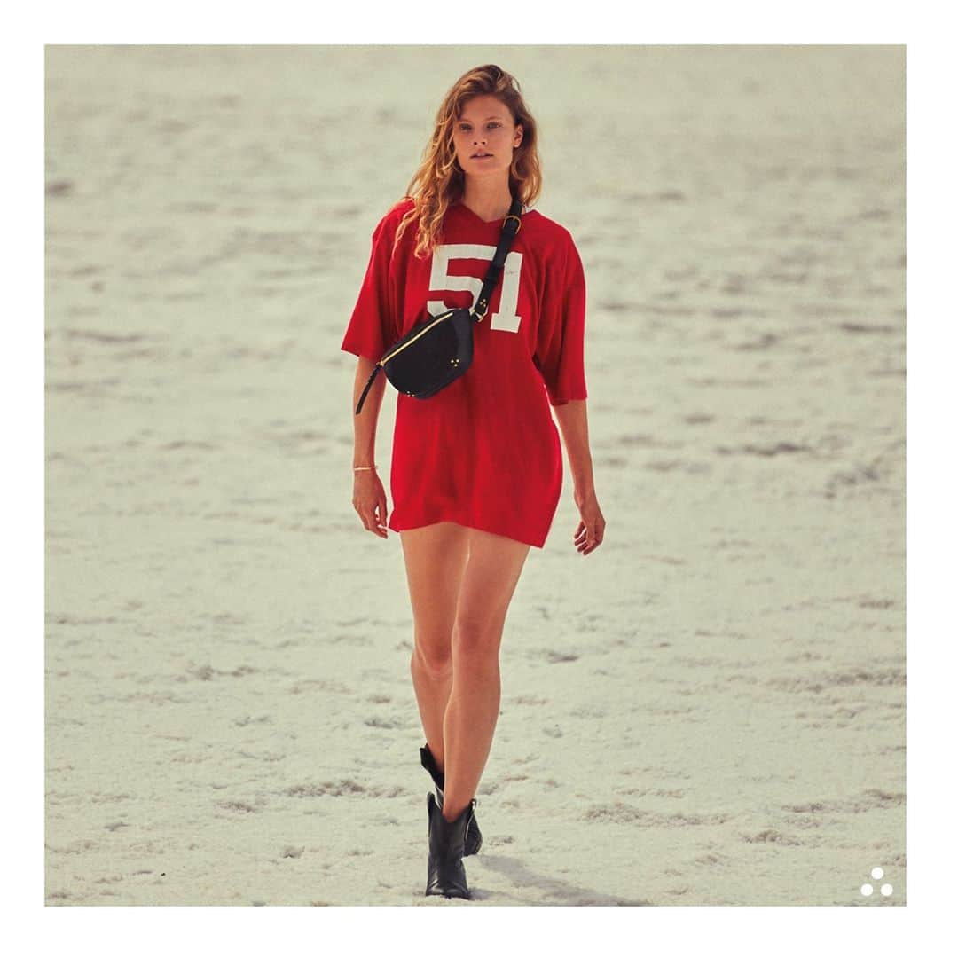 ジェロームドレイフュスのインスタグラム：「Go hands free with #LinoBanane . . Art Direction & Photo @germainchauveau Style @claire_dhelens Model @constancejablonski #jeromedreyfuss #linobanane #jeromedreyfusslino #rootsdeluxe #ss21 #constancejablonski」