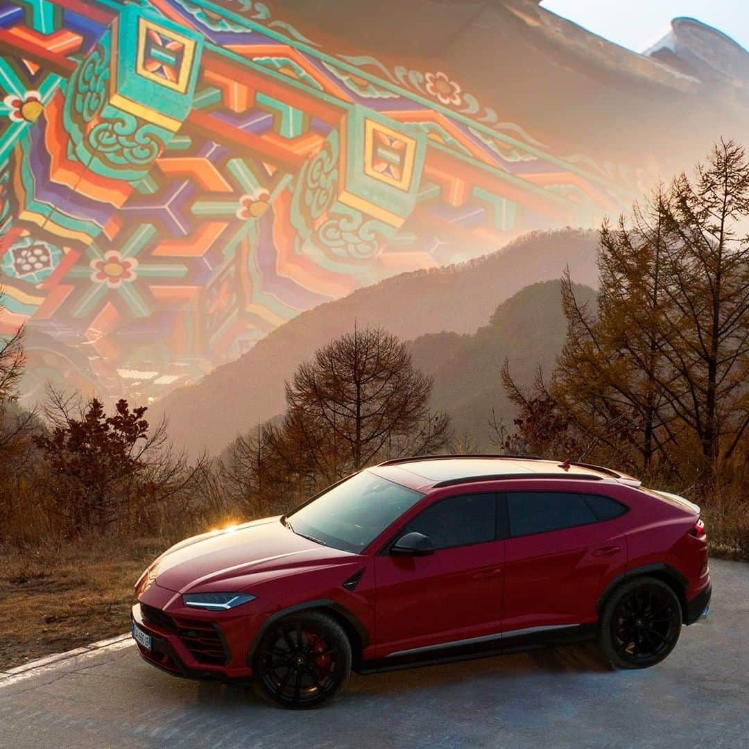 ランボルギーニのインスタグラム：「Imagination is an engine, and we used it to let our Italian spirit transcend the boundaries. Our project ‘With Italy For Italy’ continued its tribute to beauty in South Korea, where @ahnojun and @new___stone described the fascinating harmony between the design of Urus and the ‘Korean Line’, a typical form you can find in the local houses (‘Hanok’).   #Lamborghini #Urus #UnlockAnyRoad #WithItalyForItaly」