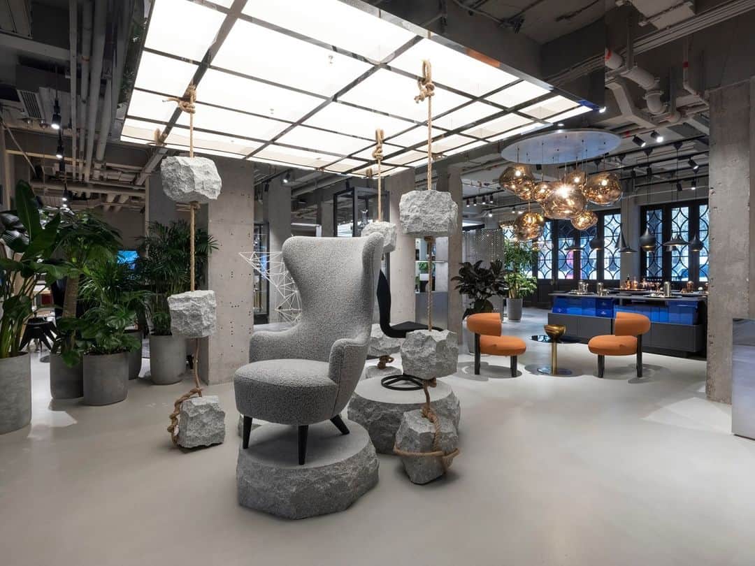 トム ディクソンのインスタグラム：「A WINGBACK and S Chair sit among solid quarried stone inside Tom Dixon's new Hub in Xintiandi, Shanghai.⁠ ⁠ Tom Dixon Studio’s Shanghai Hub, XinTianDi Style I, Ground floor, No.123-6 Xinye Road, Shanghai.⁠ ⁠」