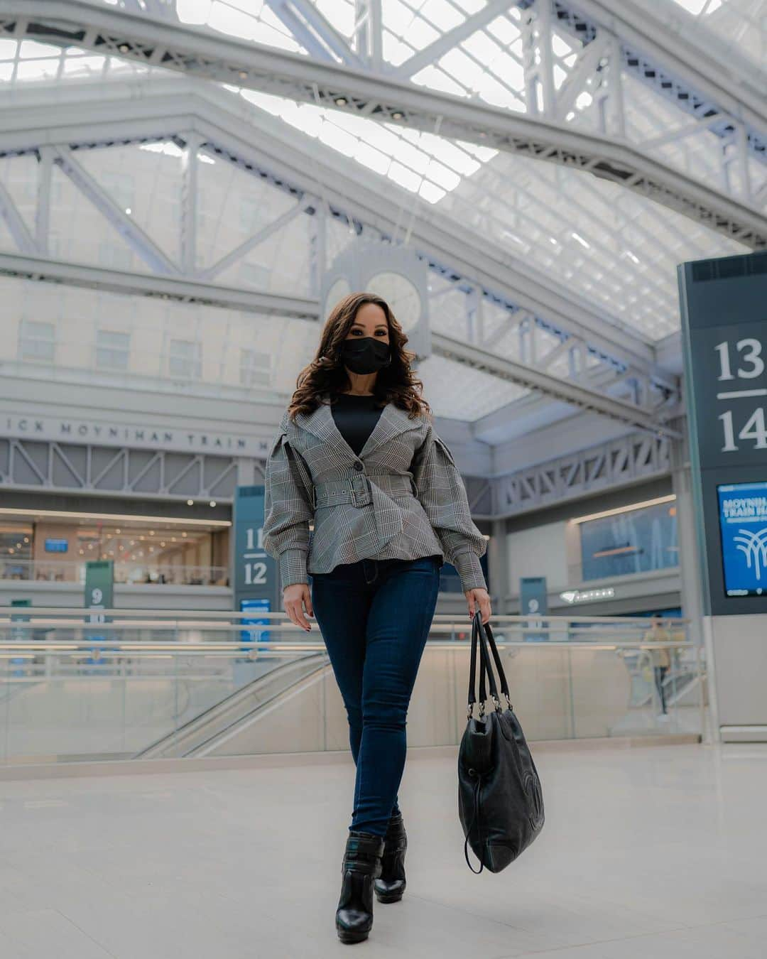 リサ・アンさんのインスタグラム写真 - (リサ・アンInstagram)「I love to travel by train. It’s relaxing escape with a scenic view. Of the things I miss the most, travel tops the list & I look forward to an adventure filled future of plains, trains and automobiles!!  #nyc #pennstation #travel #trains  📸 @alfitzpics」2月2日 2時02分 - thereallisaann