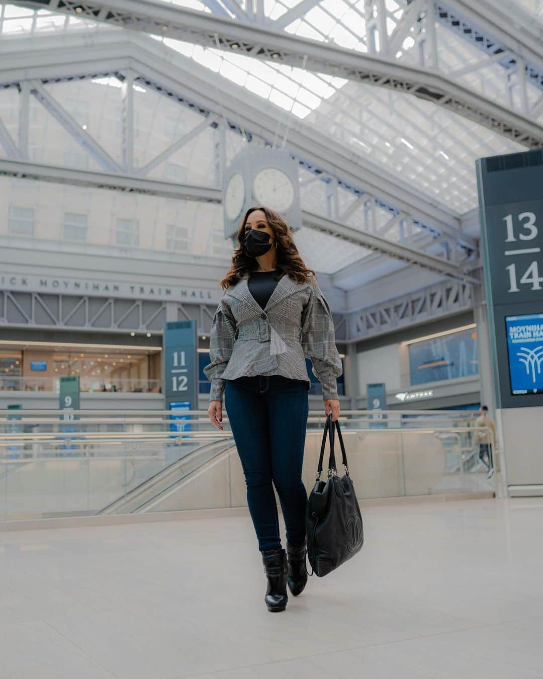 リサ・アンさんのインスタグラム写真 - (リサ・アンInstagram)「I love to travel by train. It’s relaxing escape with a scenic view. Of the things I miss the most, travel tops the list & I look forward to an adventure filled future of plains, trains and automobiles!!  #nyc #pennstation #travel #trains  📸 @alfitzpics」2月2日 2時02分 - thereallisaann