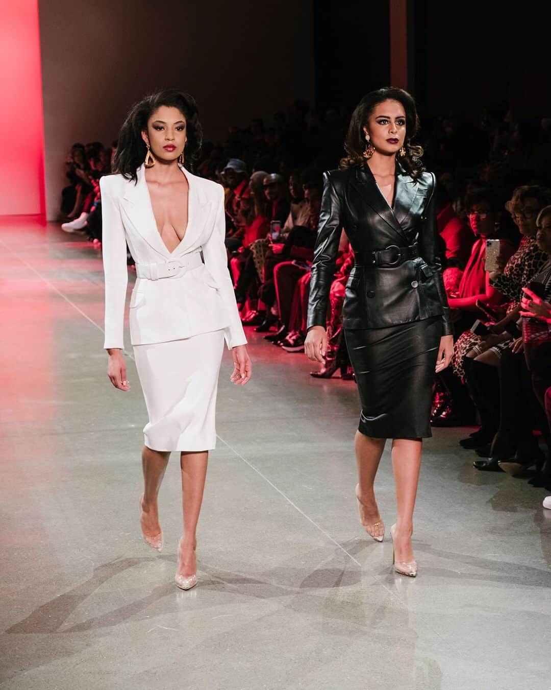 Fashion Weekのインスタグラム：「Right or left? @sergiohudson's February 2020 runway show at @NYFW. Photo by @donstahl.」