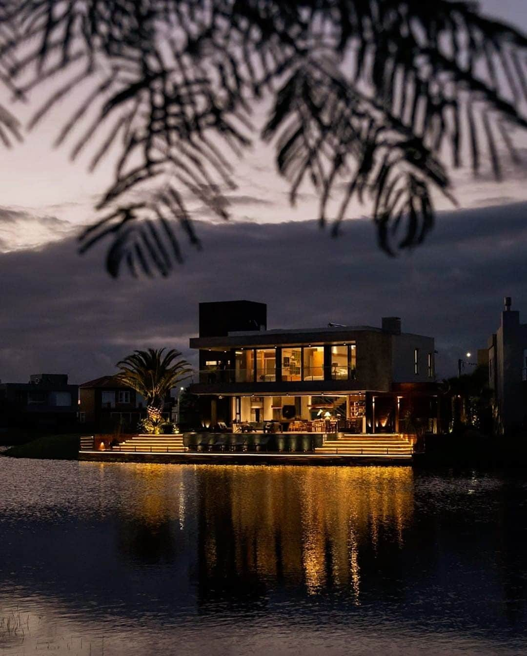 Architecture - Housesさんのインスタグラム写真 - (Architecture - HousesInstagram)「⁣ Casa Malibu i10 ⬇️⁣ A large and stunning lake house with an outstanding wooden deck with direct access to water 🤩. A modern and contemporary house in cone shape amazingly integrated in its surroundings 🥰. What do you like the most about it? Share your thoughts here!⁣ _____⁣⁣⁣⁣⁣⁣⁣⁣⁣⁣⁣ 📐 @martinarquitetura  📸  @donadussi  📍 XangriLa, Brazil ⁣ #archidesignhome⁣⁣⁣⁣⁣⁣⁣ _____⁣⁣⁣⁣⁣⁣⁣⁣⁣⁣⁣ #architecture #architect #arquitectura #architettura #archilovers #home #house ‎#amazing #amazingarchitecture⁣⁣ #archilovers #home #house ‎#archigram #houseinspo #designbuild #exteriordesign #luxurymansion #archilovers #luxuryhome #luxuryhouse #bighouse #luxurymansion」2月2日 2時05分 - _archidesignhome_