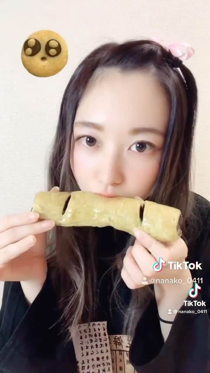 大崎菜々子のインスタグラム：「地毛コス注意⚠️  禰豆子の竹パン食べてる昔の動画👀  #鬼滅の刃 #禰豆子 #竹パン #紅蓮華  #横浜美少女図鑑 #広告モデル #ラジオパーソナリティー #我的最愛 #今日のおやつ #パン活 #食べるの大好き  #foodstagram #좋아요 #팔로우미 #오오티디  #패션  #패션스타그램 #model #cosplayer #l4l #girl  #cute #かわいい#instagood #色白女子 #ブルベ夏 #コスプレ #ローソン  #makeup #cosmetics」