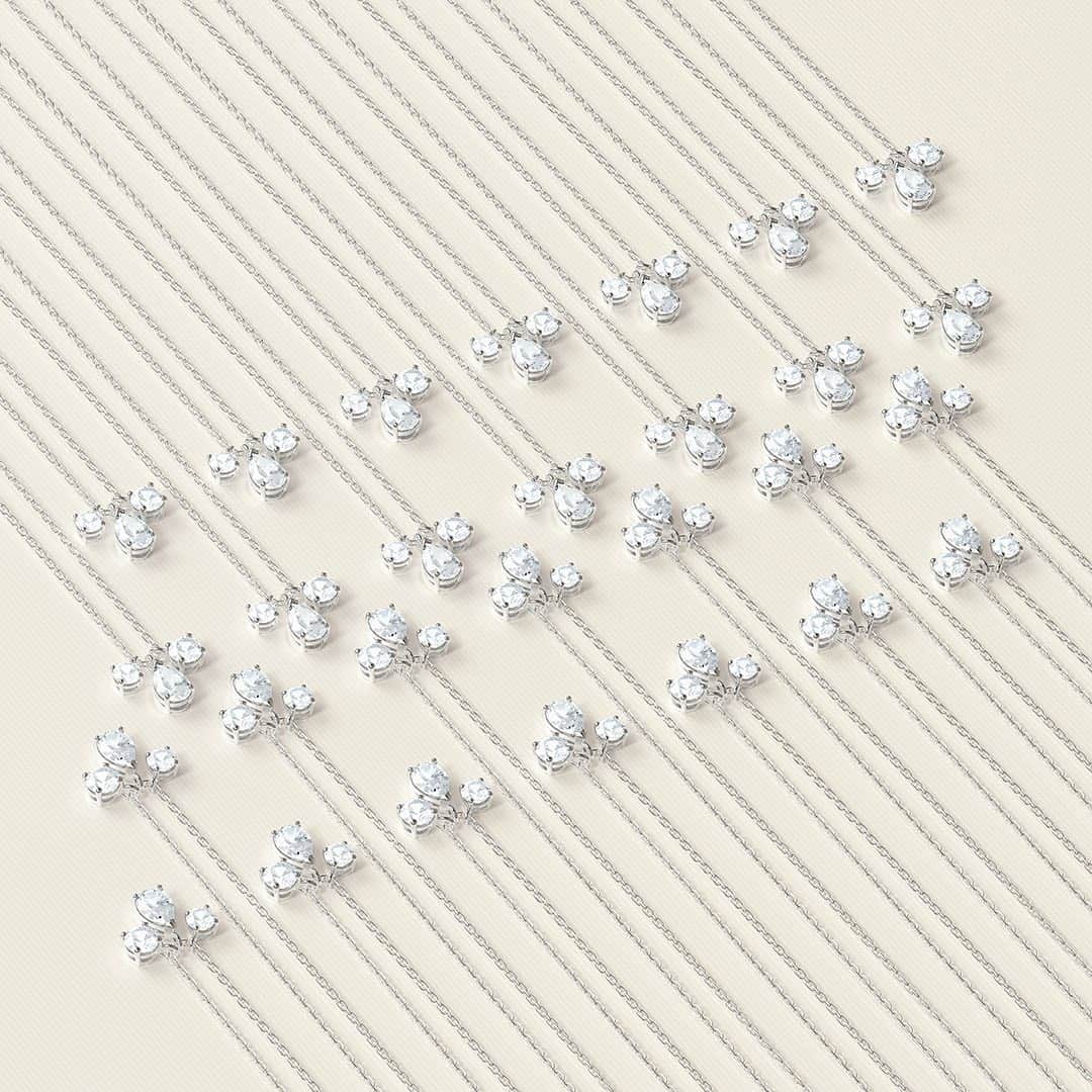 のインスタグラム：「A necklace that features a cluster of shimmering white stones – this piece from the Swarovski Attract family epitomise timeless elegance. And it'll make a chic present for that special someone, too. #Swarovski」