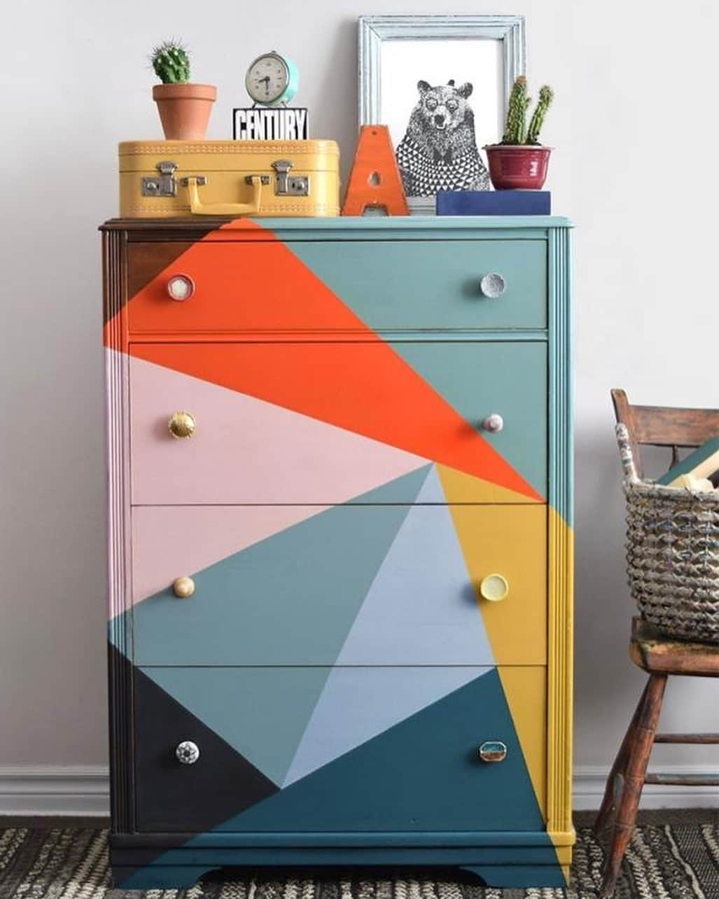 HGTVさんのインスタグラム写真 - (HGTVInstagram)「We love a good upcycle! 😍 We're sharing 100 of our best DIY ideas and designer inspo so you can beautify on a budget. 👏 Reuse, repurpose, recycle and reimagine what you already have for one-of-a-kind results. ⁠⁠ ⁠⁠ Which project do you want to try first? 🎨 🛠 🧰⁠⁠ ⁠⁠ 1) Entryway: Substitute a tall dresser for a low table for maxed-out storage (📸 Kim Cornelison)⁠⁠ 2) Kitchen: Give antique doors a new home with a custom storage cabinet (📸 Marian Parsons)⁠⁠ 3) Bathroom: Corral morning must-haves with a tiered serving platter (📸Sarah Busby)⁠⁠ 4) Living room: Rearrange your bookshelf with styling tips from @hgtvmagazine (📸 Ashley Wilson)⁠⁠ 5) Bedroom: Add impact with DIY art like this framed vintage scarf (📸 John Gruen)⁠⁠ 6) Dining room: Pretty up your wall by displaying your fancy plates and serving dishes (📸 Emily Followill)⁠⁠ 7) Outdoors: Transform a pallet into a bar that's perfect for small spaces (📸Sam Henderson)⁠⁠ 8) Kids' room: Use up all your paint samples with @hgtvmagazine (📸 Jelena Pticek)⁠⁠ ⁠⁠ Want to see all 100 of our upcycling ideas? 🙋‍♀️ 🙋‍♂️ Head to the link in our profile (then click on the photo of the entryway dresser) to see them all. 🔝 🤩 ⁠⁠ ⁠⁠ #FreshStart #upcycling #upcyclingDIY #DIY #easyDIY #upcycle #DIYdecor #budgetfriendlydesign」2月2日 2時10分 - hgtv