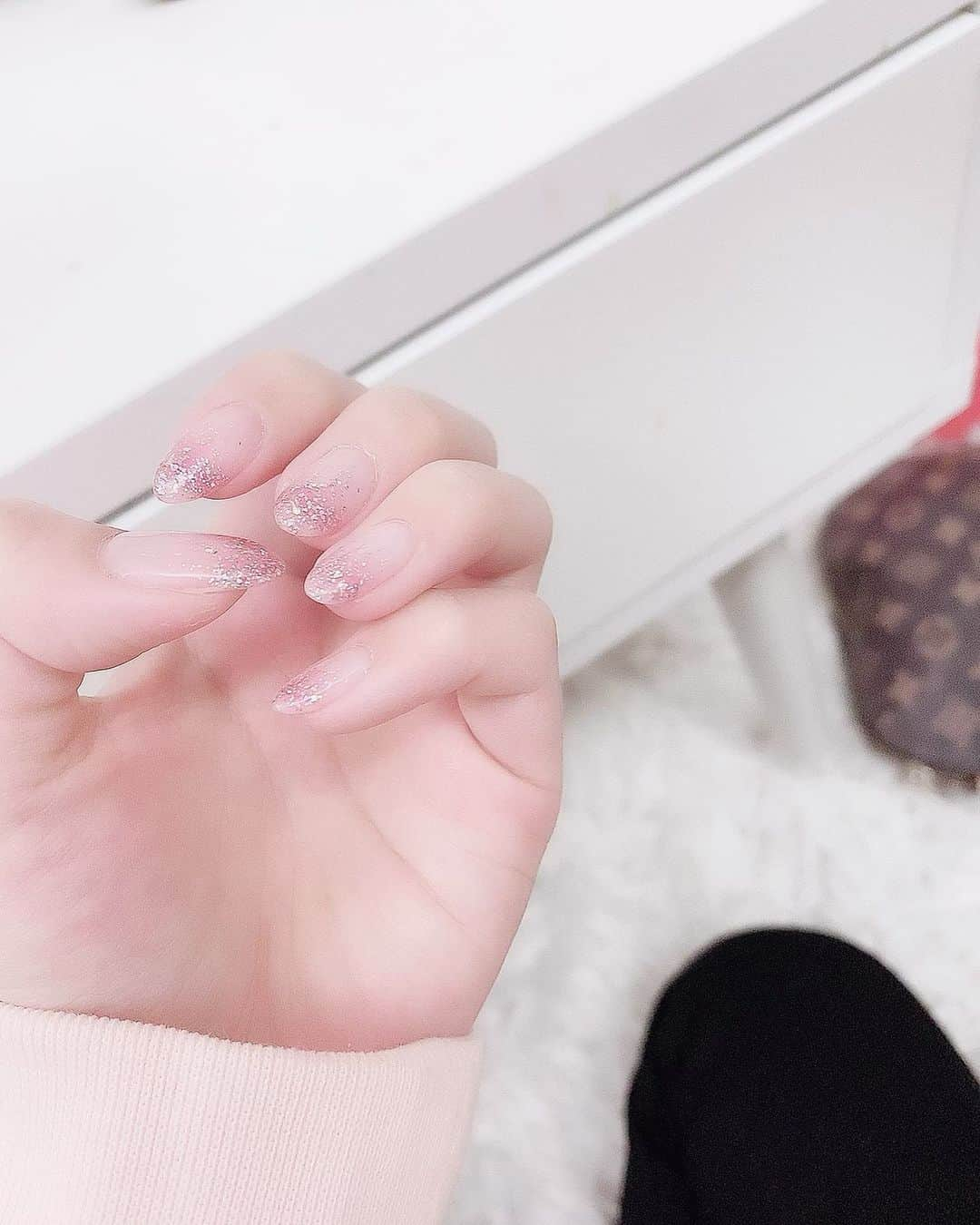 大木玲奈のインスタグラム：「シンプルにピンクグラデネイル💅💕 #ネイル　#グラデネイル」