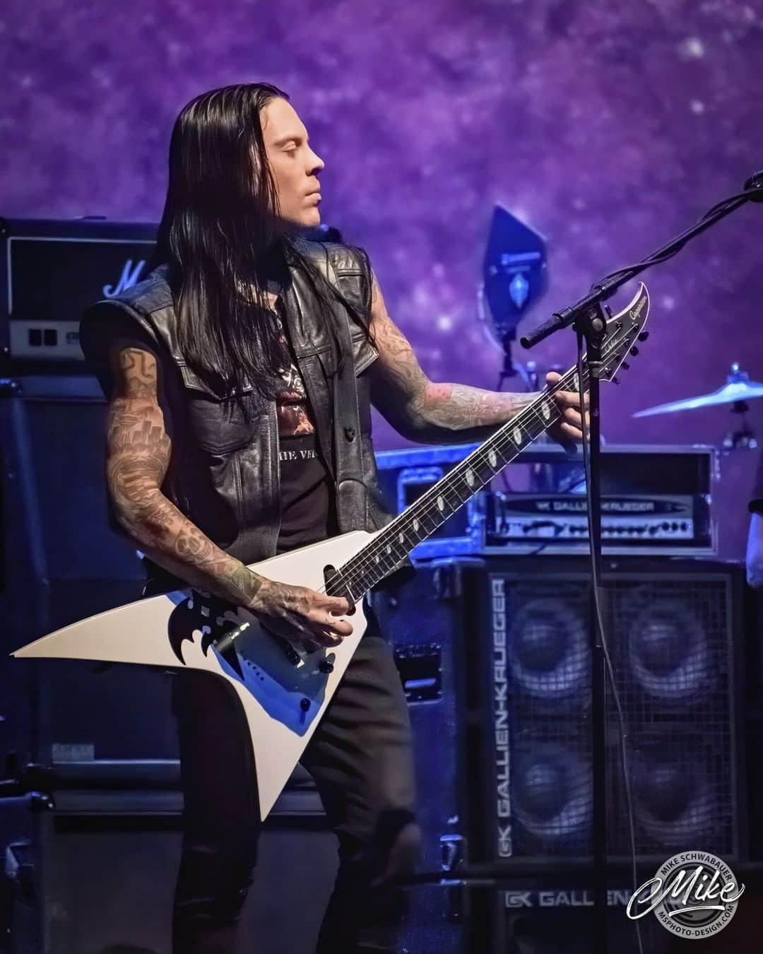 Queensrycheさんのインスタグラム写真 - (QueensrycheInstagram)「Parker at Ameristar Casino in Kansas City, MO (photo credit Mike Schwabauer Photography) #queensryche #theverdicttour #parkerlundgren #guitarplayer #guitarist #caparisonguitars #backupvocalist #talentedmusician #songwriter」2月2日 2時15分 - queensrycheofficial