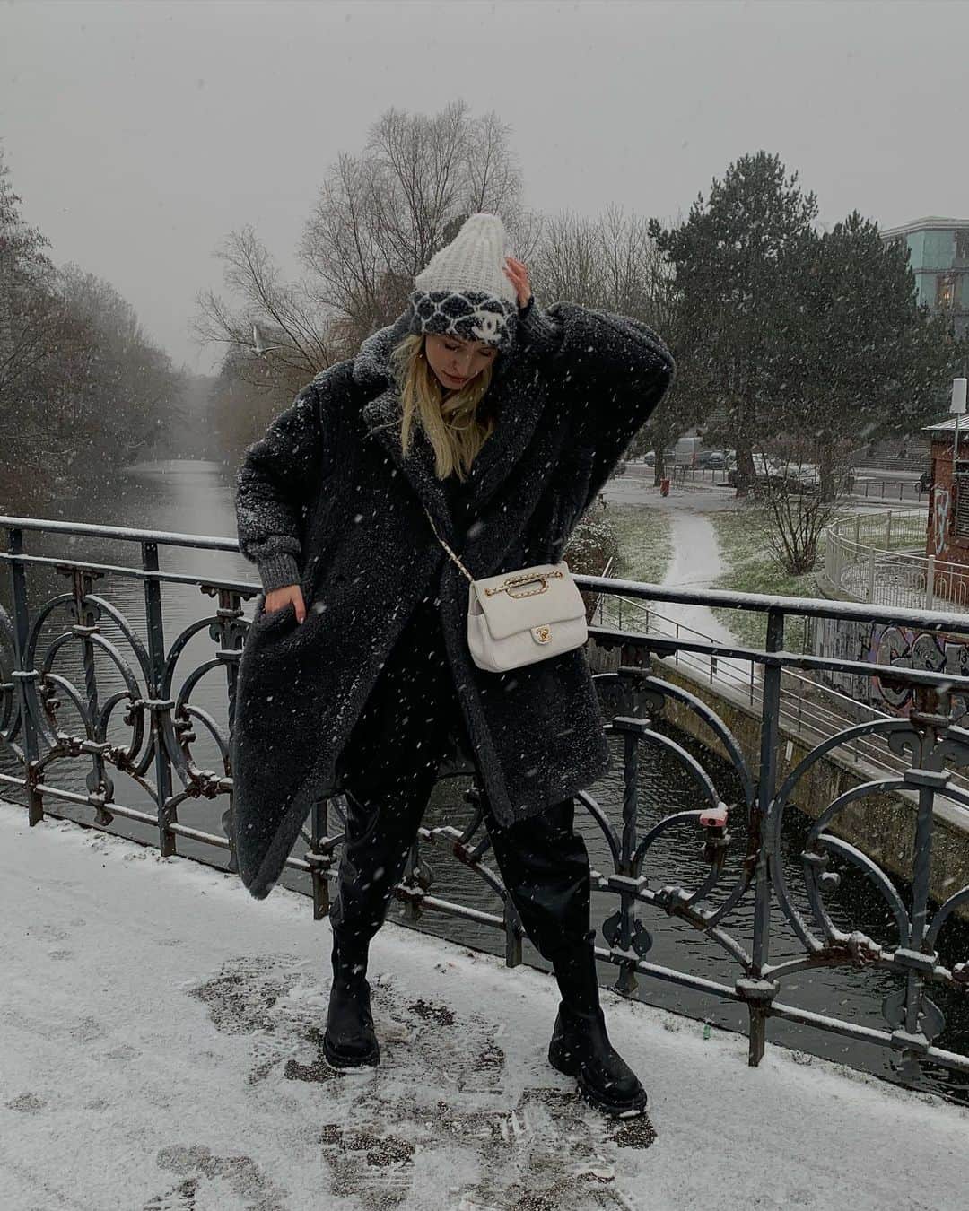 レオニー・ハンネさんのインスタグラム写真 - (レオニー・ハンネInstagram)「And then there was snow... ⛄️  Anzeige/Tags Some of them were actually before it started to snow... we can have a lot of seasons in one day in the North of Germany 😬❄️🤍 #chanel #maxmara #maxmaracoat」2月2日 2時16分 - leoniehanne