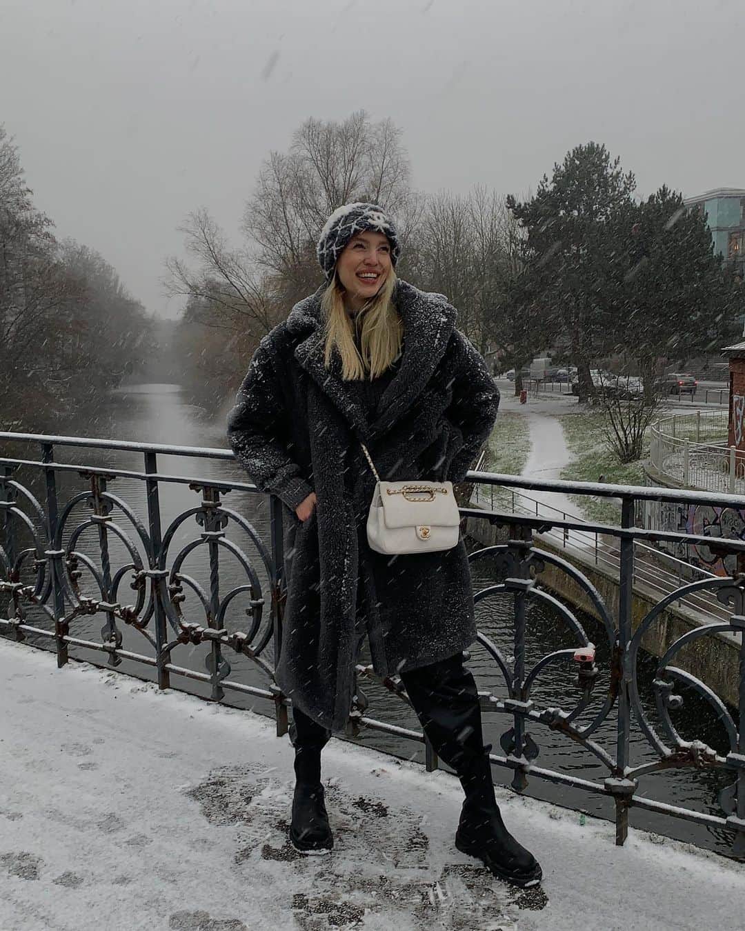 レオニー・ハンネさんのインスタグラム写真 - (レオニー・ハンネInstagram)「And then there was snow... ⛄️  Anzeige/Tags Some of them were actually before it started to snow... we can have a lot of seasons in one day in the North of Germany 😬❄️🤍 #chanel #maxmara #maxmaracoat」2月2日 2時16分 - leoniehanne