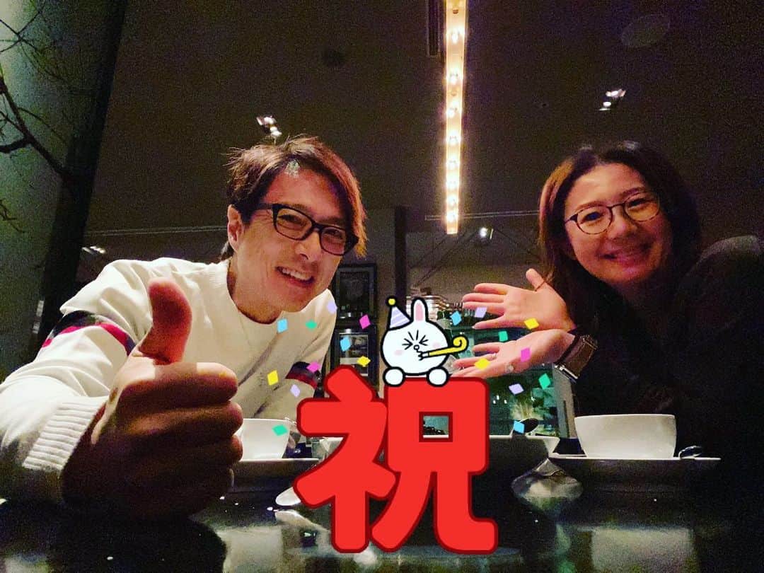 黒田アーサーのインスタグラム：「昨日のお誕生日は沢山の方から祝福の言葉を頂き感謝の気持ちでいっぱいです😊💕改めて御礼を申し上げます🙇‍♂️当日の夜は世の中がこんな時期なので、友人と会いたい気持ちを抑えて夫婦水入らずのお誕生日ディナーで還暦祝いをしました🥳🎉60歳のバースデーはとても穏やかで幸せな1日となりました💕😊 #還暦祝い  #2月1日 #60歳の誕生日 #夫婦水入らずディナー  #幸せな誕生日❤️」