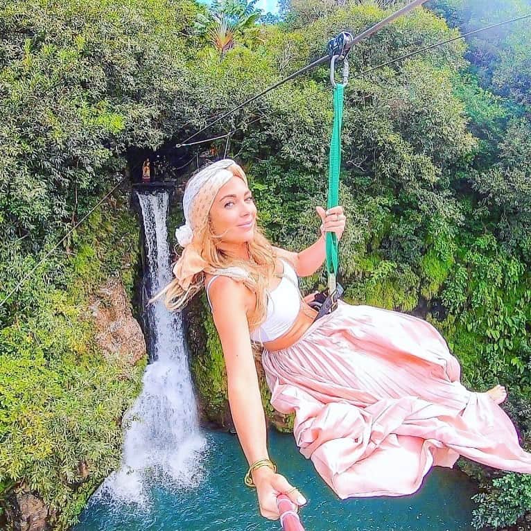 アリサ・ラモスのインスタグラム：「Relationships can make you forget who you are, especially if they require you to change a lot!  I went from a fierce, adventurous solo traveler, to a 24/7 couple with less adventures and more dinners. I went from feeling so proud to have succeeded at my dreams, to feeling like I was getting in the way of someone else’s, and held back my own pride a lot, making me forget all that I’ve done.  This photo reminds me of the woman I used to be, and the one I can’t wait to be again now that I’ll be going back solo!  So for my own sake, for anyone who forgot, or anyone new, allow me to reintroduce myself!  I’m Alyssa Ramos, a Cuban American girl from FL who hated societal norms so accidentally moved to LA. I have a degree in biology but self taught myself marketing and blogging by working dozens of freelance content writing gigs and as a celebrity publicist’s assistant!   9 years ago I decided to start my own blog called My Life’s a Movie, and it was mostly about life in Hollywood. A year later it got redundant and I randomly decided to go travel solo for a month where I fell in love with it.  I was one of the few known travel bloggers at that time, and one of the very first “solo female travel influencers”. I went viral for writing an article about the stigmas and stereotypes of women traveling alone called “Yes, I’m Pretty and I’m Traveling Alone” and it’s what really got my foot in the door.  4 years ago I made the leap into nomad life, and have now been to 107 countries and all 7 continents.   Blogging and being an “influencer” is my full time job, and I was making 6 figures from it pre 2020, but am estimated to make it again this year 🤞I also host Badass group trips and recently started my own shop and sustainable swimwear line (from lockdown) links in bio 😎  I’ve been featured in Forbes (2x), Entrepreneur, Cosmo, Travel &Leisure, multiple news stations, and I speak at travel conferences!  I’ve been told I’m very honest, and my greatest pride is when someone says they traveled somewhere because of me!  This year I hope to successfully launch my new YouTube series, publish my book, and zipline off more waterfalls in flowy dresses 🤪  Do you remember when u met me?」