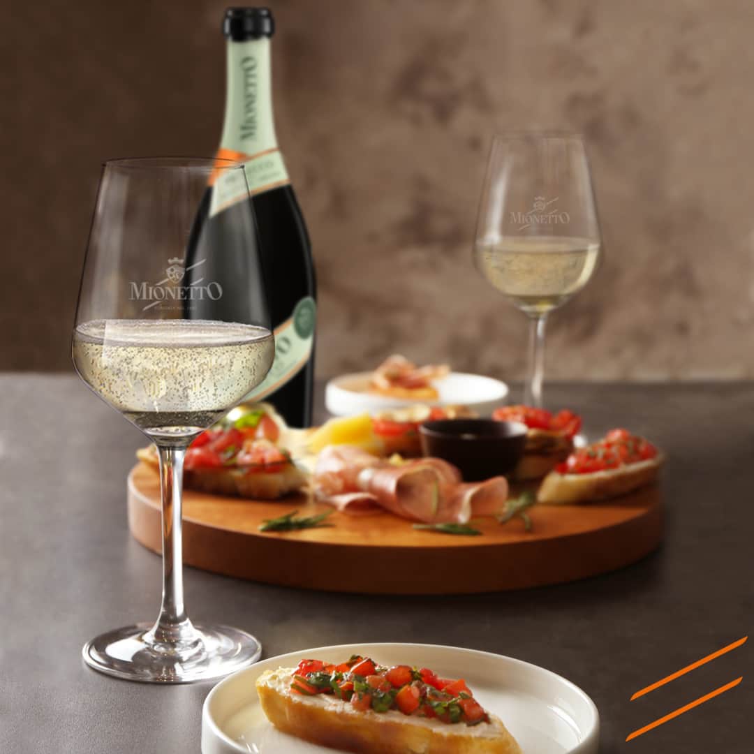 Mionetto Proseccoのインスタグラム：「Sempre nel mood di un delizioso aperitivo! 🥂🍾⁣ Acquista Prosecco DOC BIO Extra Dry - Prestige Collection - sul nuovo e-shop Mionetto e ricevila direttamente a casa 👉Link in Bio 🍾⁣ #mionettoprosecco #mionettoinsieme⁣ ⁣ Bevi Mionetto responsabilmente」