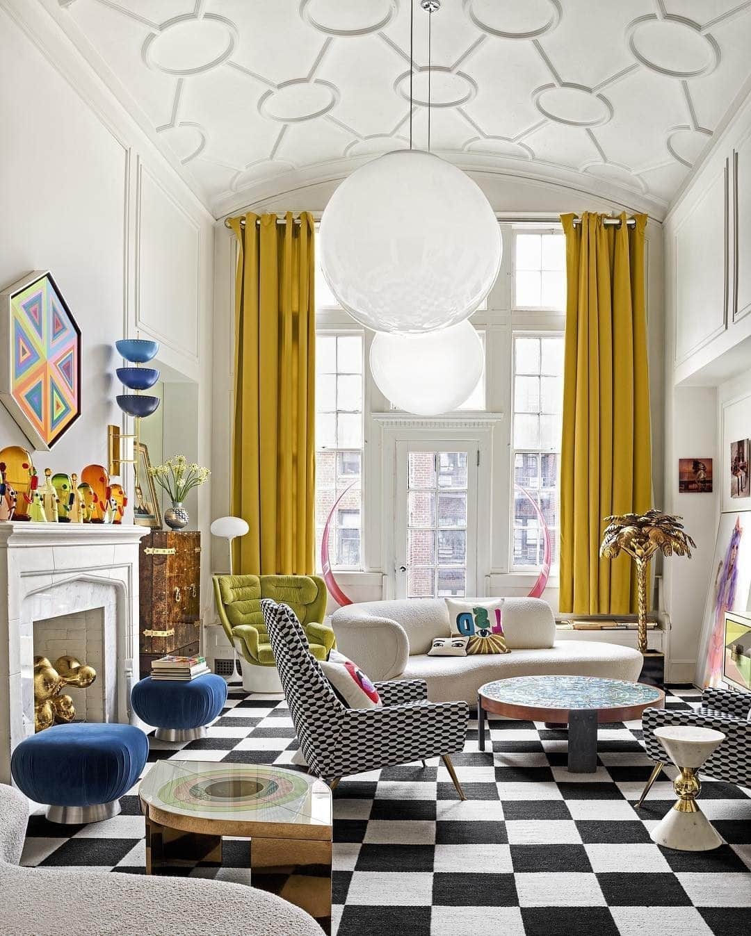 ELLE DECORさんのインスタグラム写真 - (ELLE DECORInstagram)「@simondoonan and @jonathanadler's color-punched living room is a lesson in balanced glitz. A Vans-inspired checkerboard rug grounds two newly reupholstered Vladimir Kagan settees in an ivory bouclé, and other unexpected juxtapositions give the space its energetic feel. Click the link in bio to tour the entire Greenwich Village home, and to hear how it all came together in Doonan's own words. Photography by @douglasfriedman, as seen in ELLE Decor's April 2019 issue.」2月2日 2時30分 - elledecor