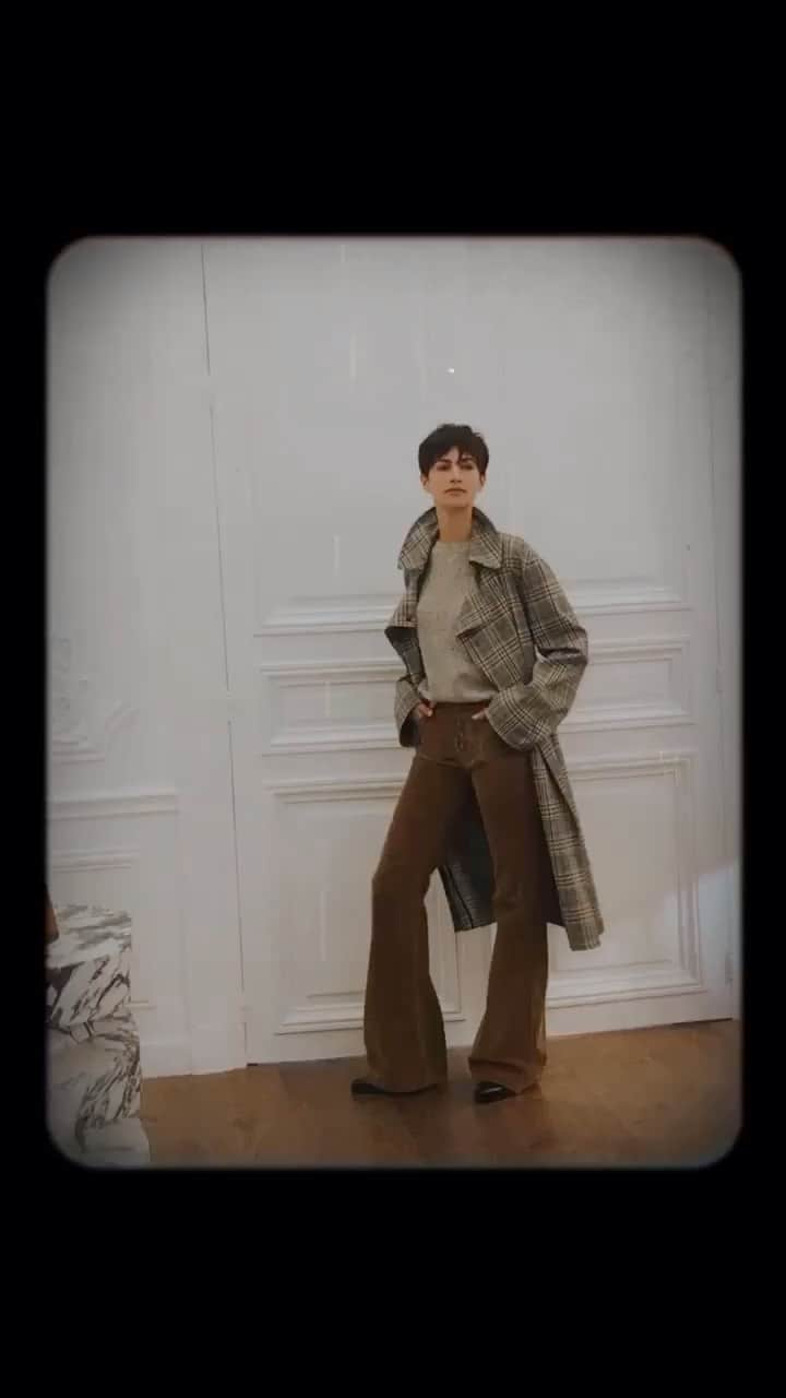 イネスドゥラフレサンジュのインスタグラム：「Mortimer checkered coat available online and in stores.  Fall / Winter 2020 Collection — Manteau Mortimer à carreaux disponible en ligne et en boutique.  Collection Automne / Hiver 2020  www.inesdelafressange.fr  #inesdelafressangeparis #inesdelafressange」