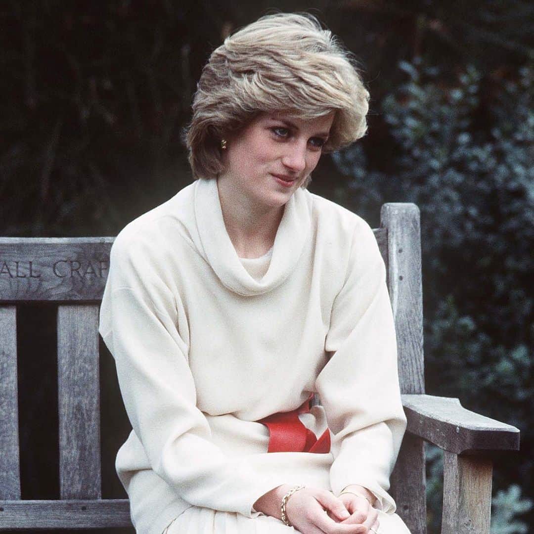 ELLE Magazineさんのインスタグラム写真 - (ELLE MagazineInstagram)「New set photos of #KristenStewart as #PrincessDiana are here and the resemblance is uncanny. ➡️😱 Click the link in bio for everything we know about the film #Spencer.」2月2日 2時35分 - elleusa