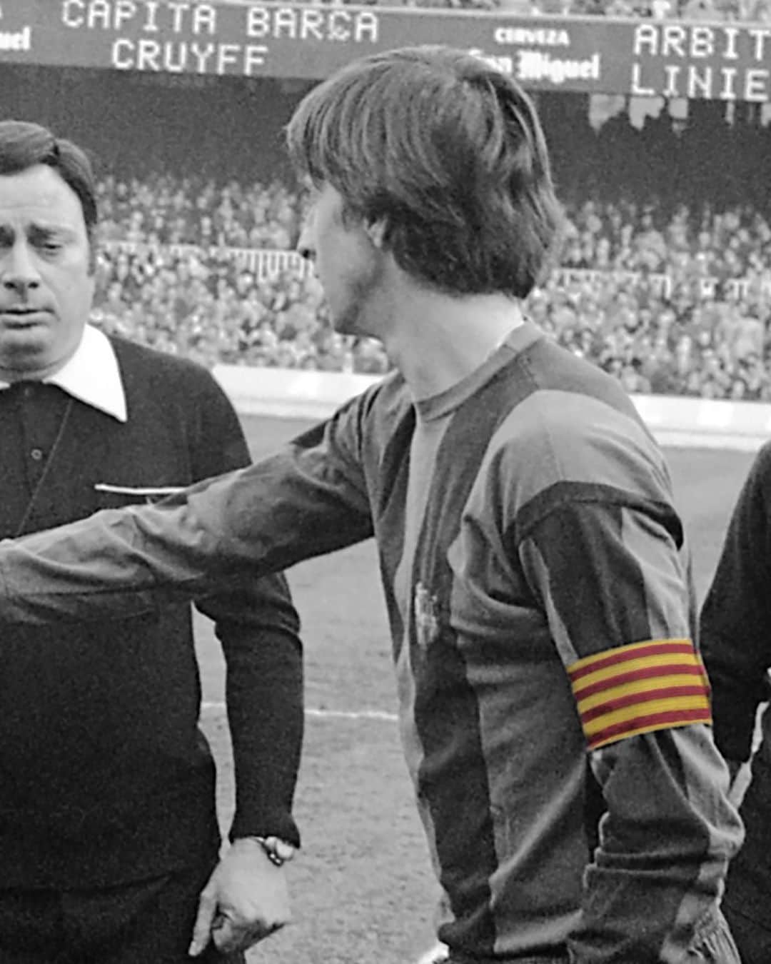 ヨハン・クライフのインスタグラム：「📚 Today 45 years ago, Johan wore the armband with the Catalan flag for the first time. 🟡🔴」