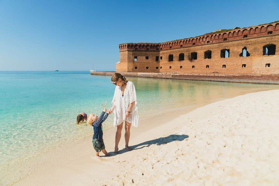 エミリー・デ・レイヴィンさんのインスタグラム写真 - (エミリー・デ・レイヴィンInstagram)「Some more pics from our day at The Dry Tortugas! A VERY special, & as you can see, stunning, National Park! A “must see” if you ever get the chance!!   📷: @eb.photogeography  #rvlife #lifeontheroad #makingmemories #mumlife #momlife #toddlerlife #kidlife #beachlife #thegreatoutdoors #roadtripofalifetime」2月2日 2時44分 - emiliede_ravin