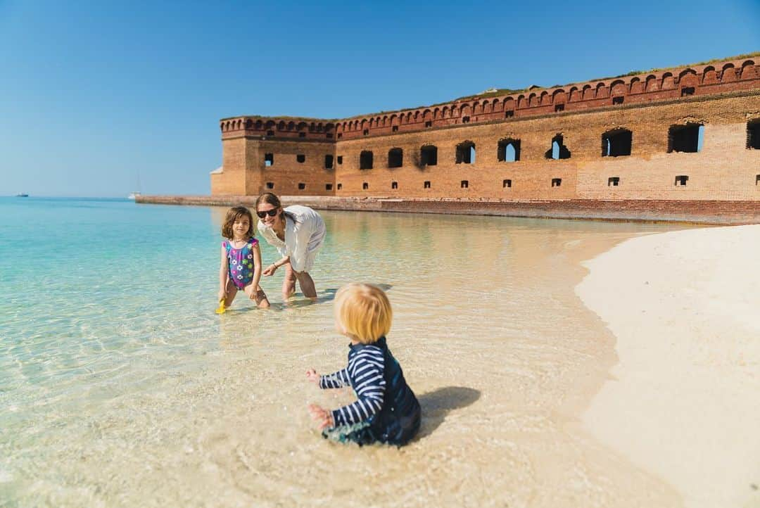 エミリー・デ・レイヴィンさんのインスタグラム写真 - (エミリー・デ・レイヴィンInstagram)「Some more pics from our day at The Dry Tortugas! A VERY special, & as you can see, stunning, National Park! A “must see” if you ever get the chance!!   📷: @eb.photogeography  #rvlife #lifeontheroad #makingmemories #mumlife #momlife #toddlerlife #kidlife #beachlife #thegreatoutdoors #roadtripofalifetime」2月2日 2時44分 - emiliede_ravin