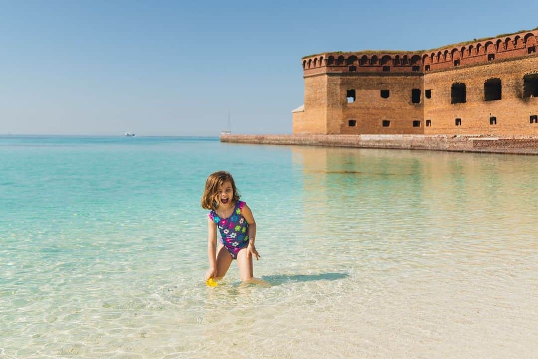 エミリー・デ・レイヴィンさんのインスタグラム写真 - (エミリー・デ・レイヴィンInstagram)「Some more pics from our day at The Dry Tortugas! A VERY special, & as you can see, stunning, National Park! A “must see” if you ever get the chance!!   📷: @eb.photogeography  #rvlife #lifeontheroad #makingmemories #mumlife #momlife #toddlerlife #kidlife #beachlife #thegreatoutdoors #roadtripofalifetime」2月2日 2時44分 - emiliede_ravin