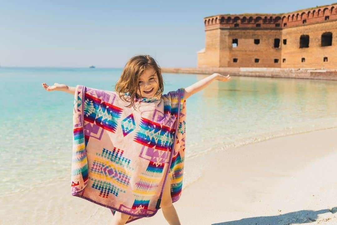 エミリー・デ・レイヴィンさんのインスタグラム写真 - (エミリー・デ・レイヴィンInstagram)「Some more pics from our day at The Dry Tortugas! A VERY special, & as you can see, stunning, National Park! A “must see” if you ever get the chance!!   📷: @eb.photogeography  #rvlife #lifeontheroad #makingmemories #mumlife #momlife #toddlerlife #kidlife #beachlife #thegreatoutdoors #roadtripofalifetime」2月2日 2時44分 - emiliede_ravin