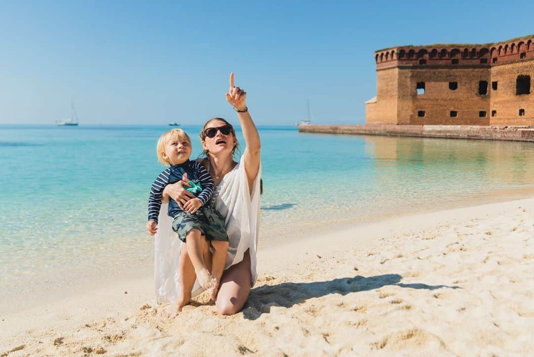 エミリー・デ・レイヴィンのインスタグラム：「Some more pics from our day at The Dry Tortugas! A VERY special, & as you can see, stunning, National Park! A “must see” if you ever get the chance!!   📷: @eb.photogeography  #rvlife #lifeontheroad #makingmemories #mumlife #momlife #toddlerlife #kidlife #beachlife #thegreatoutdoors #roadtripofalifetime」