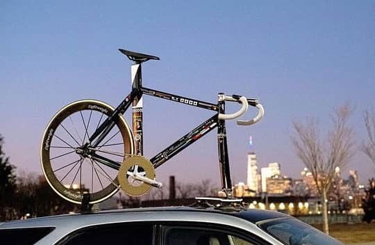 ケンゾーミナミのインスタグラム：「It’s nice to see this bicycle frame I designed in 2010 (originally with wheel designs to go with) is still around.   Repost from @affinitycycles :  affinitycycles @kenzominami #digitzer vs the #saabaru   #affinitycycles #kissena #tarck #cantstopdontwantto #saabaru #canstop #brembos #forcedinduction #sti #saabarutechnicainternational  #bicycle #自転車 #kenzominami」