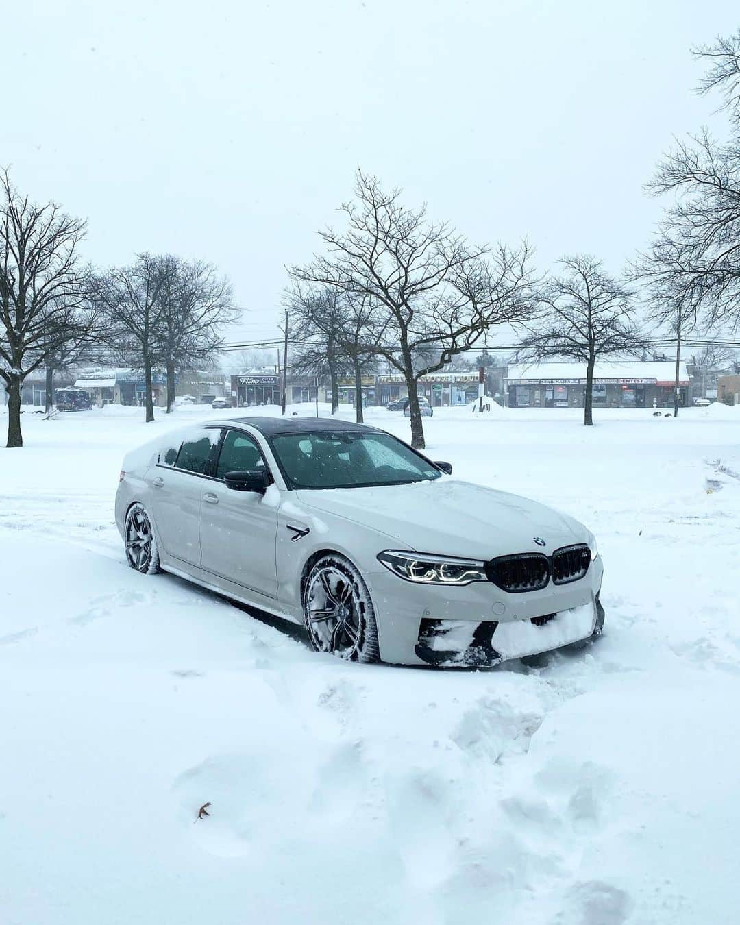 サディク・ハドゾビックさんのインスタグラム写真 - (サディク・ハドゾビックInstagram)「Haven’t posted anything car related in awhile. So here an I plowing the streets of Long Island ⛄️」2月2日 2時52分 - sadikhadzovic