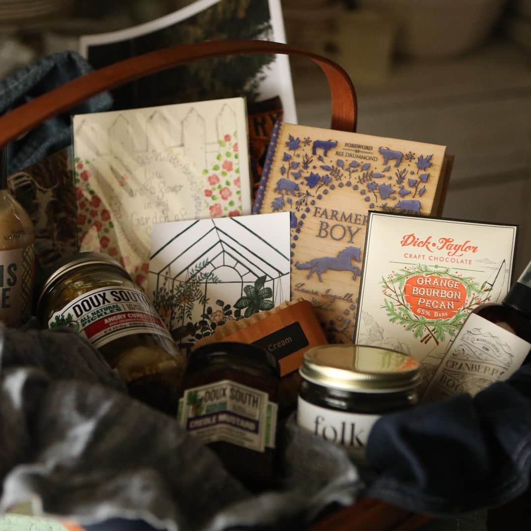 FOLKさんのインスタグラム写真 - (FOLKInstagram)「As I’ve said over and over I’m from a small town. We have a tiny shop here at the farmhouse that we stock full of locally made goods and American handmade goods. I’ve added a lot of those items here but I wanted to create a subscription box that each month will feature 8-10 of my favorite items from the shop. Each month we will mail it the first week of the month. The photos are the February box. Your box may vary slightly but will include the majority of the items featured in the photos.   Each month in 2021 you’ll receive a box that will include seasonal favorites, new discoveries, and items I think you’ll love. Each month will include a book, a soap, a candle/roomspray, a vintage item, a card/print, and several foodstuffs.   The basket and linens are not included. Shipping is $6 per month. On the first day of each month you will be invoiced for that month.   My rural Kentucky community appreciates your support!」2月2日 2時52分 - folkmagazine