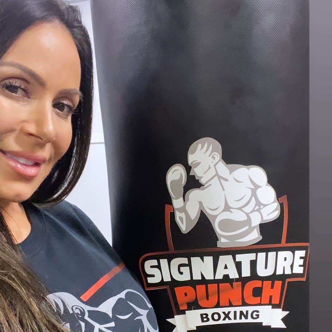 Kendra Lustさんのインスタグラム写真 - (Kendra LustInstagram)「#MotivationMonday 🥊Come see me in #Miami February 20th for @signaturepunchboxing #boxinganalyst If you can’t get to Miami do not worry....it is LIVE on PPV make it Check my #linktree LINK IN BIO ABOVE ⬆️ to watch me on #payperview SIGN UP NOW for the best deal!!! 🔥#boxingmedia #boxing #miamifightnight #selfie」2月2日 3時04分 - kendralust