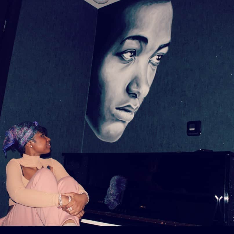 ジェニファー・ハドソンのインスタグラム：「In honor of black history month , I wanted to share my  new addition to my Aretha Franklin vocal throne studio room ! My New “Sam Cooke “ mural ! The King and queen of soul !  I don’t think Aretha would have had it any other way . Happy black history month guys !」