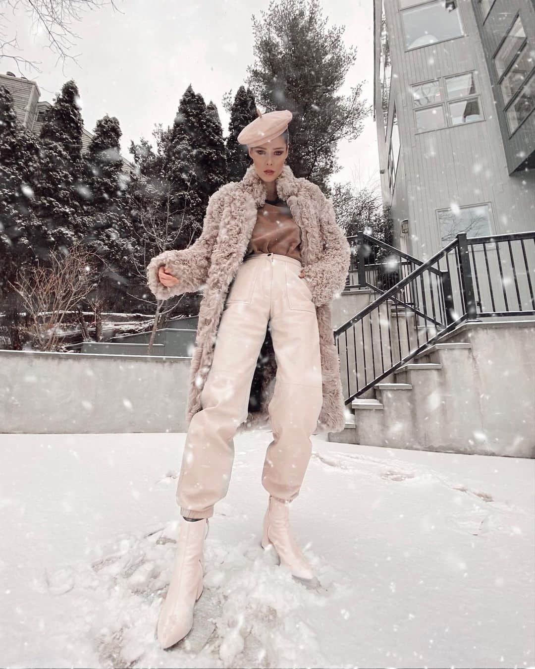 ココ・ロシャさんのインスタグラム写真 - (ココ・ロシャInstagram)「Never pass up the opportunity for a good snow-day-instagram-shoot. ❄️ Nature’s perfect reflector 😂」2月2日 2時59分 - cocorocha