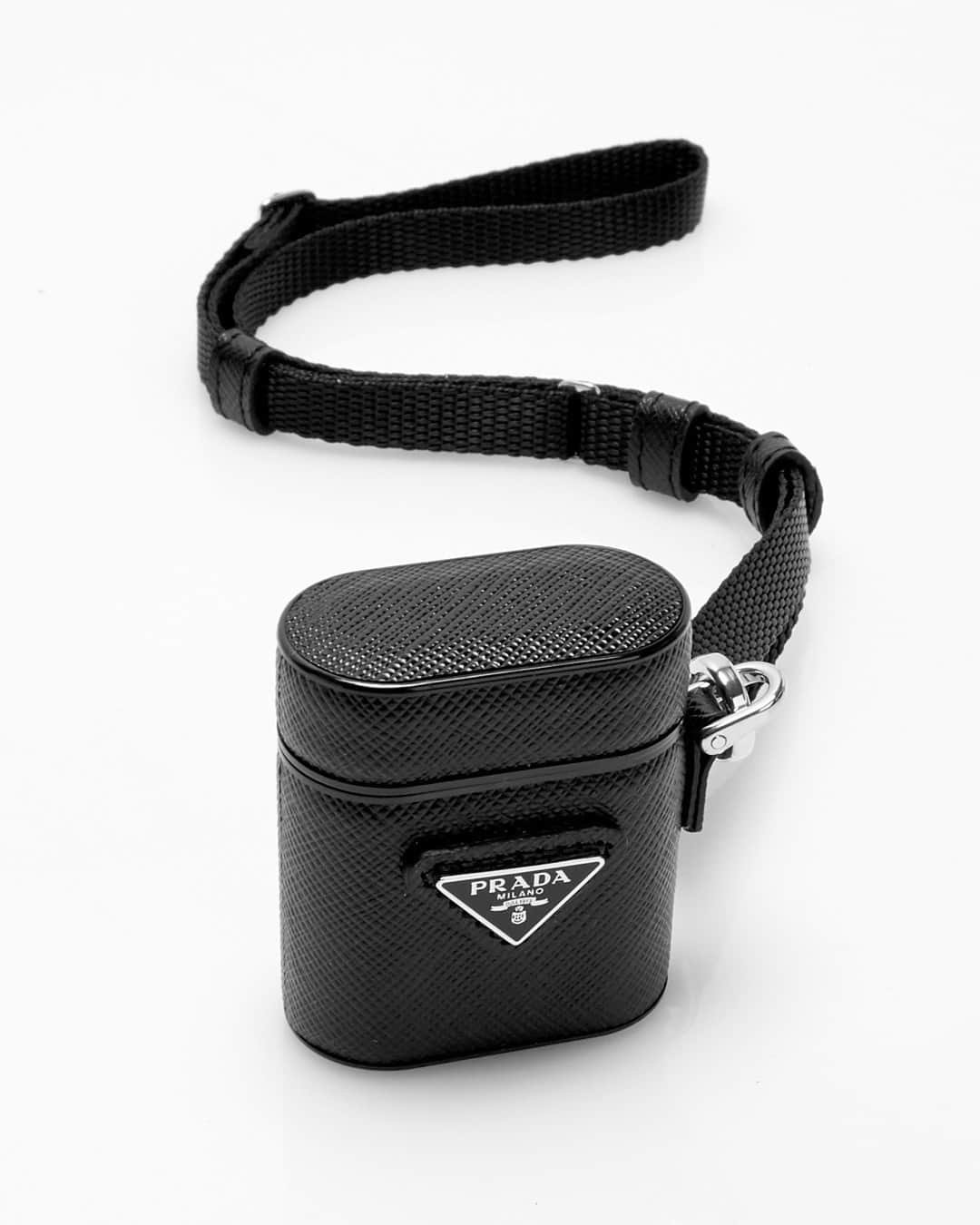 エルエヌシーシーのインスタグラム：「Crafted from Prada's iconic saffiano leather, the Leather AirPods Case features a compact, functional and minimalist design. @prada」