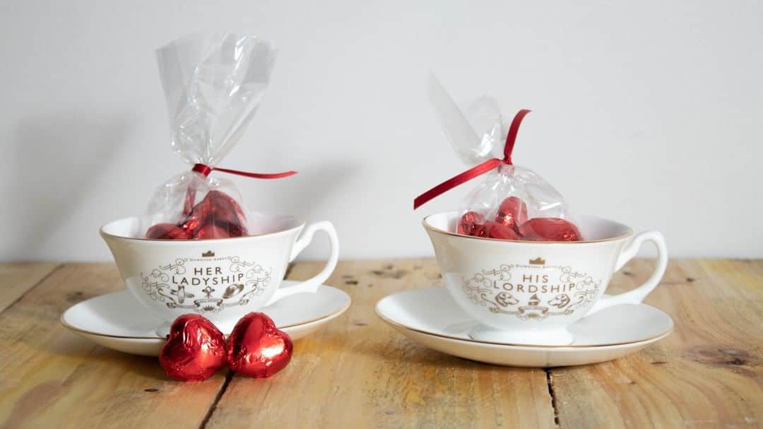ダウントン・アビーさんのインスタグラム写真 - (ダウントン・アビーInstagram)「Looking for the perfect gift this Valentine's Day? Treat yourself and your partner to @bespoke77ltd's Downton Abbey cups and saucers or mugs, and receive a bag of six heart-shaped Belgium chocolates with each pair. https://www.bespoke77.co.uk/collections/downton-abbey」2月2日 3時00分 - downtonabbey_official