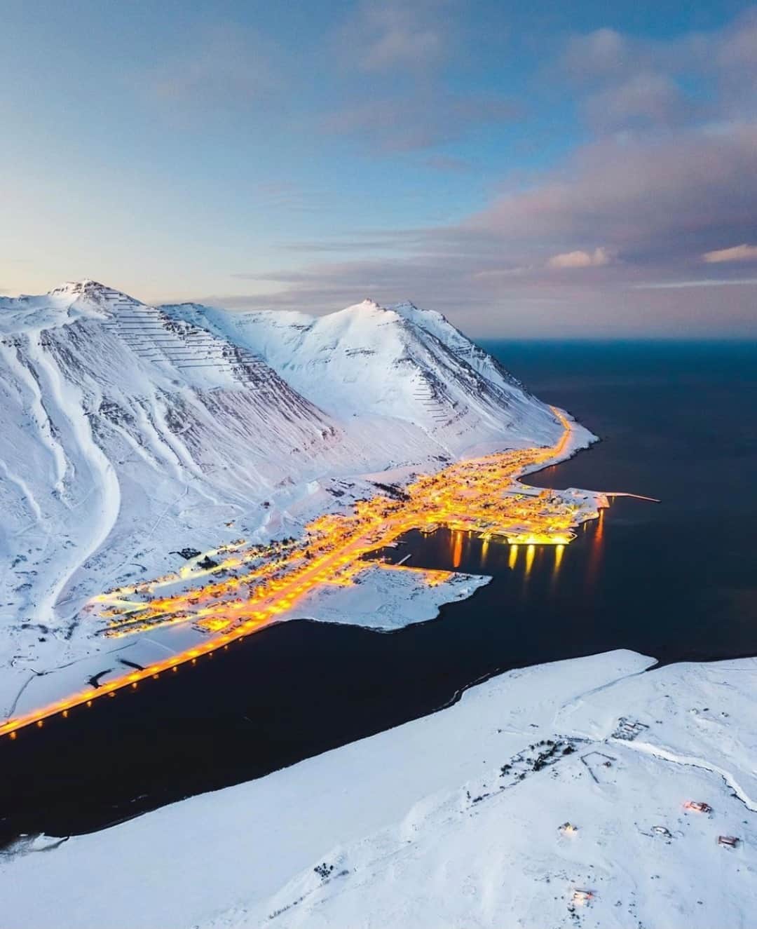Earth Picsさんのインスタグラム写真 - (Earth PicsInstagram)「The small town of Siglufjörður in North Iceland 🇮🇸 📷 @gardarolafsphotography」2月2日 3時00分 - earthpix