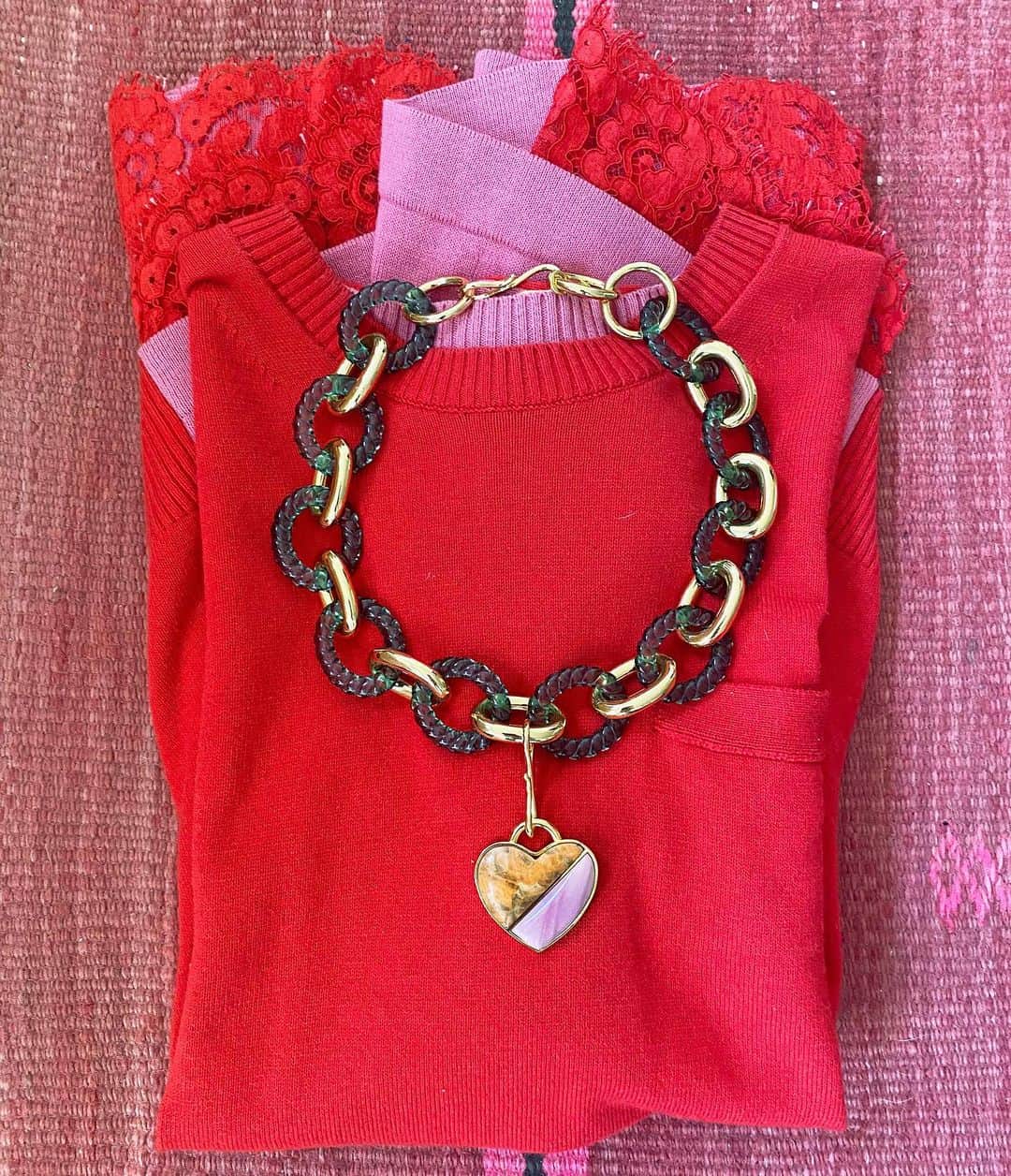 リジー フォルトゥナートのインスタグラム：「Brightening up ur snow day (and giving you some v good Valentine’s Day inspo) 🍰 💋 ❤️ The Mirrored Sea Necklace with opal and coral heart pendant 〰️ #lizziefortunato」
