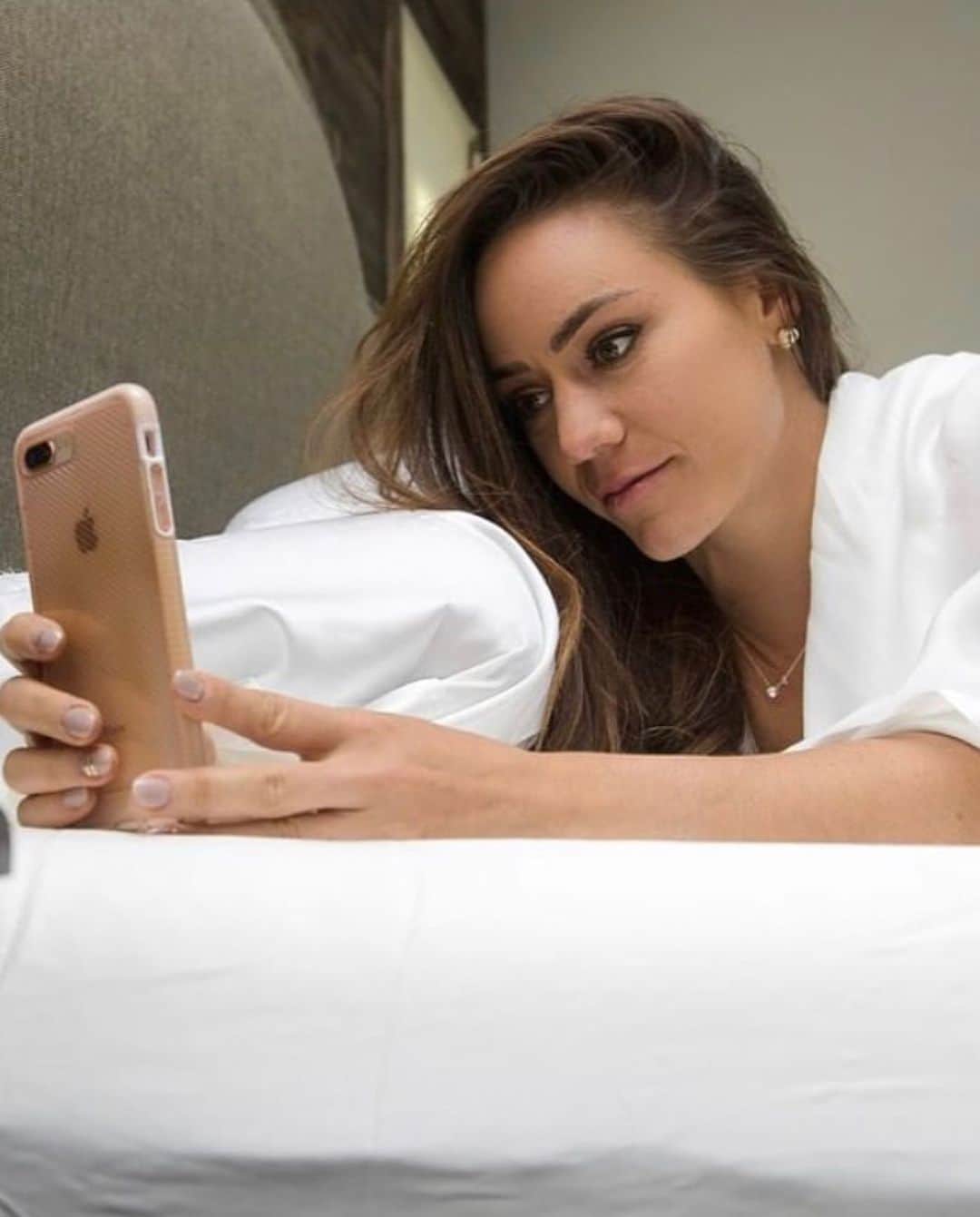 Camille Leblanc-Bazinetさんのインスタグラム写真 - (Camille Leblanc-BazinetInstagram)「So what are the rules again about staying in bed as long as possible?  This is me every night: “I am so tired let’s go to sleep”  Ends up spending 2+ hours working and answering emails 🤪 or scrolling through my phone haha  Who’s like me? @performasleep is way too comfortable and I recommend this mattress to everyone ⭐️🙌🏽」2月2日 3時02分 - camillelbaz