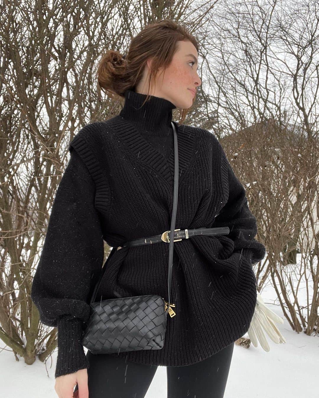 Kelsey Simoneのインスタグラム：「Snowy walks 🌨 #revolveme」