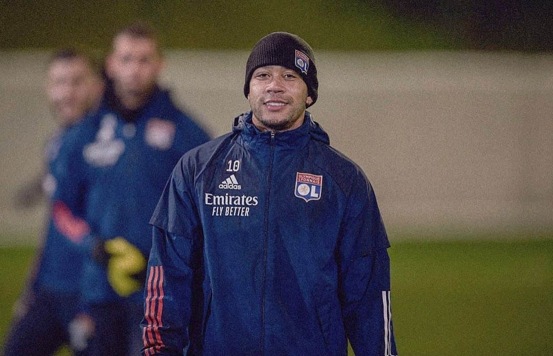 メンフィス・デパイさんのインスタグラム写真 - (メンフィス・デパイInstagram)「When bae watch you practice 😏😛」2月2日 3時12分 - memphisdepay