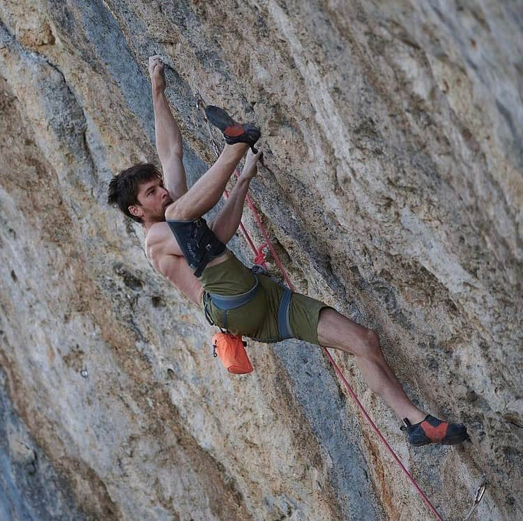 ヤン・ホイヤーのインスタグラム：「Fingers crossed that we can travel more freely by the time conditions get better in Céûse 🤞 @alexandermegos made the FA of this new line called “Pornographie” (9a) and I came kinda close last season 🙈 Leaving projects behind can be frustrating but at the same time it motivates to train hard and come back stronger 💪 @dkb.de #daskannbank #geldverbesserer @madrockclimbing  📸 @sytsevanslooten」