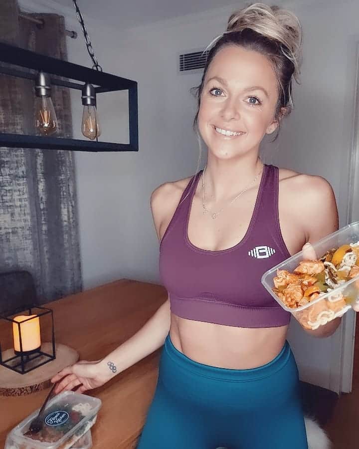 のインスタグラム：「@thefitnesskitchen_plymouth you have definitely have come at the right time!!! I've just finished working out and I really can't be bothered to cook tonight ..... luckily my pre made meals have arrived 😋  I can't wait to dig in. They look healthy and flaming tasty!! Thank you again!  And the great thing about it is.... its a plymouth business 🙌🙌🙌 #hometown #healthyliving #premademeals  #gifted」