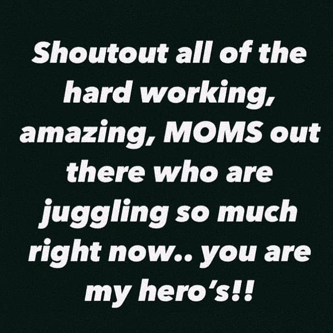 ジャスティン・ビーバーのインスタグラム：「Let’s just take a second to remember the superhero’s we call MOM’S! Love you MOM.」