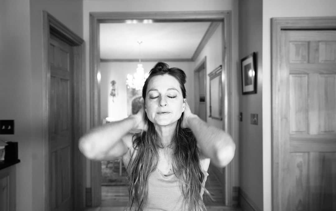 エミリー・ハリントンのインスタグラム：「Talking about hard things is hard. But it was made easier by the incredibly talented and passionate @carolinelovesphotos 🥰🙌🏻❤️ // Thank you Caroline for your dedication and honesty around a conversation that’s been long overdue. So proud to have been a part of this project! @light.thedocumentaryfilm is now live! [Link in profile] //   💫 This new film by Caroline Treadway reveals the hidden world of eating disorders in  professional rock climbing as the filmmaker follows two best friends on their harrowing  journey in a courageous narrative that breaks the silence about the sport’s darkest  secret. Angie Payne, Emily Harrington, Andrea Szekely and Kai Lightner share their struggles  and insights in this original documentary about the quest for lightness and its  dangerous legacy. This independent film was directed, written, edited and produced by women. We are ecstatic and deeply honored to premiere the entire film on TODAY at 10 AM MT, online, free of charge. LIGHT will also be available for free after the premiere. We hope this film will spark fresh dialogue, remove some stigma and offer solace to  those who need it.  Featuring: Angie Payne @angelajpayne Emily Harrington @emilyaharrington Meagan Martin @meaganmartin89 Andrea Szekely @andrea_ck Nina WIlliams @sheneenagins Dr. Gaudiani MD/CEDS @gaudianiclinic Katie Brown @katiebrownclimbs Naomi Guy @looseflake Kai Lightner @kailightner Crew: Directed and Written by Caroline Treadway @carolinelovesphotos Edited by Chelsea Walsh @chelsea.wastaken Artwork by @petitepress Animation and Post Production by @digitalstokemedia Original Music by Sorcha Cribben-Merrill @sorchacm Cinematography by Chelsea Walsh, Colette McInerney Produced by Caroline Treadway, Chelsea Walsh, Ted Distel, Colette McInerney  @carolinelovesphotos @chelsea.wastaken @digitalstokemedia @etteloc」