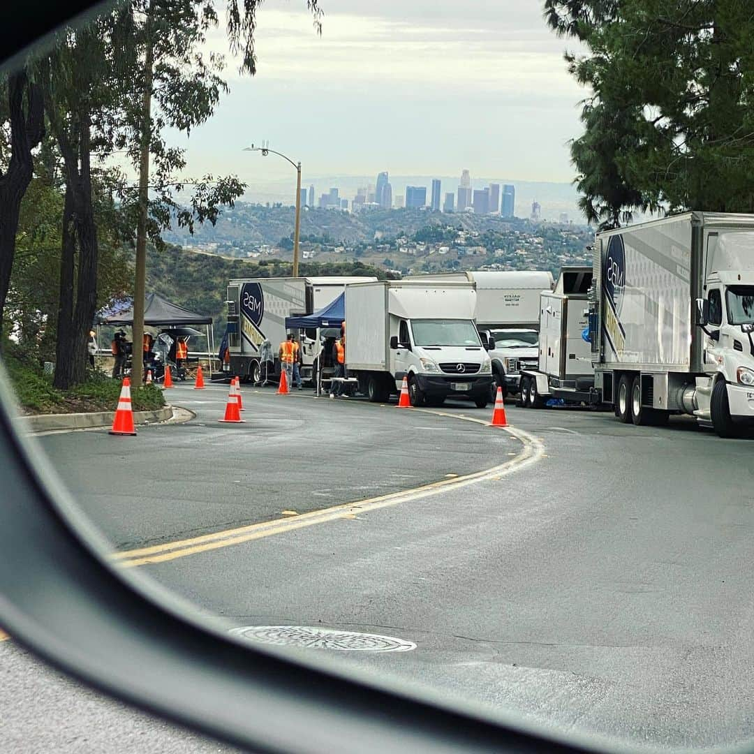 エリザベス・バンクスさんのインスタグラム写真 - (エリザベス・バンクスInstagram)「Grateful for my job, even on rainy days. That’s #DTLA in the BG. Because of Covid, I’m having coffee in my car alone and this was in my side view mirror. #grateful #monday」2月2日 3時21分 - elizabethbanks