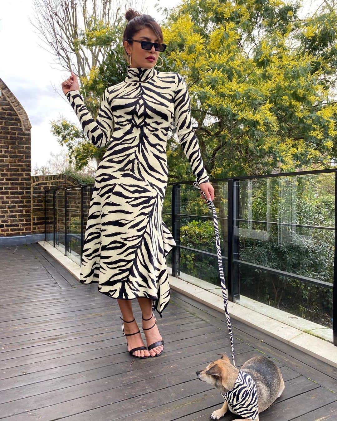 プリヤンカー・チョープラーのインスタグラム：「A white tiger and her cub 🐅🤍 @diariesofdiana #TheWhiteTiger  Styling- @luxurylaw  Glam- DIY  📸- @dungareves」