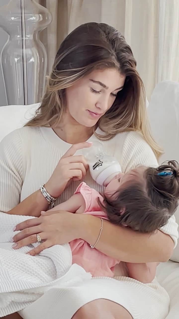 エイミー・ウィラートンのインスタグラム：「I’m so proud to have teamed up with @tommeetippeeuk to share my feeding journey with you and remind you amazing parents that wherever you are at with your feeding journey, you are doing an incredible job keeping your little one alive and fed! We #bottledit after a long journey and even some relactation! Tommee Tippee has always been our choice of bottle and Dem is definitely a Tommee Tippee baby! Please remember every journey is so different, do whatever is right for you and your family❤🍼」