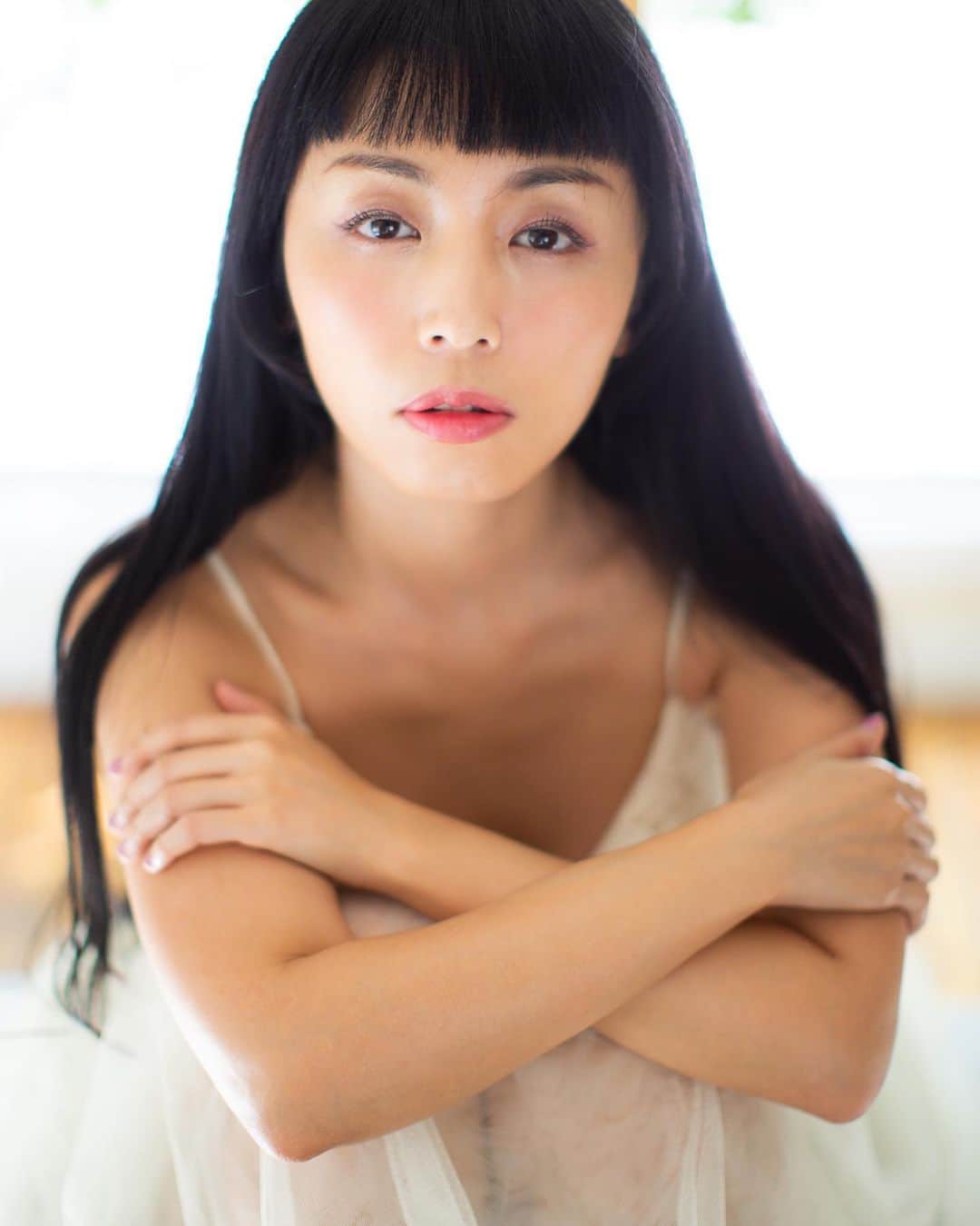 まりかのインスタグラム：「ん？？？って言ってる。  #maricahase #Japanesegirl #model #penthousepet #dress #white  Have a sexy day😻😻  良い感じのお寿司食べたいなあ🍣  photo by @victorlightworship」