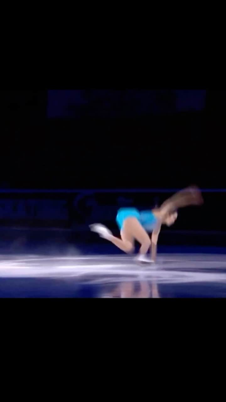 カレン・チェンのインスタグラム：「in honor of @usfigureskating’s National #WeGetUp day here is a silly fall that was part of the choreo into the spiral right? 😝 in all seriousness though, it is the moments directly following a failure/fall are what defines us & builds character! 💙」